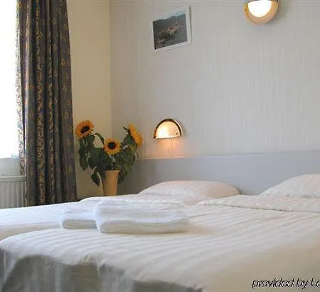 Amsterdam Airport 3*