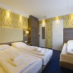 Amsterdam Airport 3*